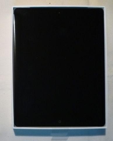 ケースを開けると一面がiPad。画面の大きさを印象付ける。