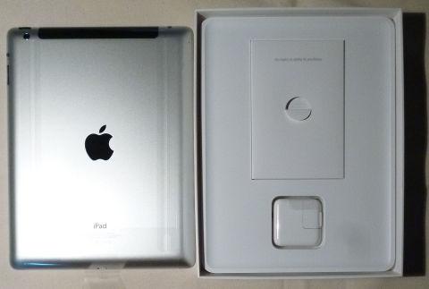 iPadを取り去ってもアダプタなどが端正に並んでいる。