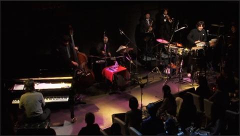 DVDにはAFRAとのプロモーションビデオと3曲のライヴ映像が付く