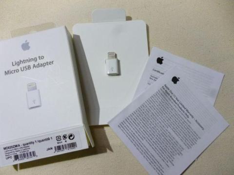 箱の中には厚紙に固定された小さなアダプターが。