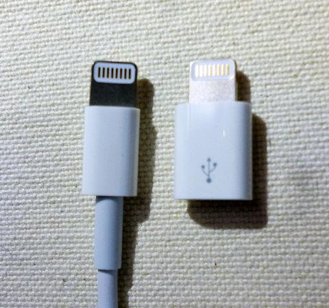 そしてより大きなMicro USBが入るように一回り大きい。