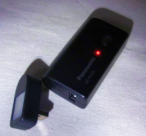 ライトを引っこ抜くと他デバイスへの給電ポートが顔を出す