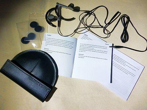 キャリングポーチと説明書、イヤーパッドが付属する