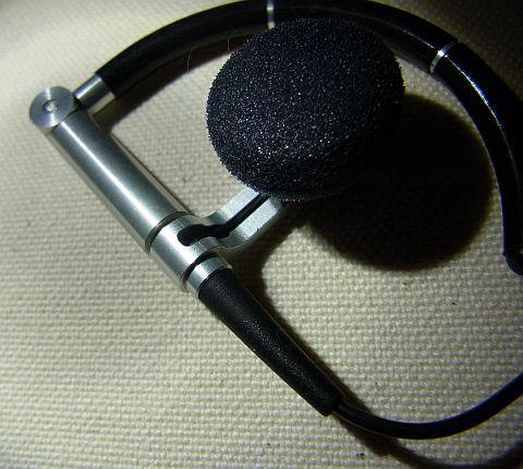 バッと見、耳かけ式のようだが....