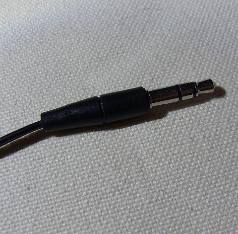 1万円以上のものとはとても思えない金メッキもされていないプラグ