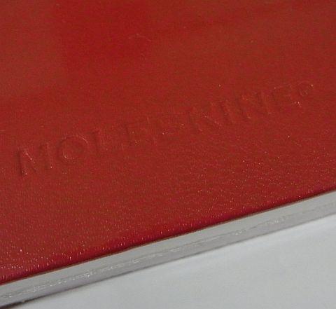 Moleskineの社名も型押し(裏面)