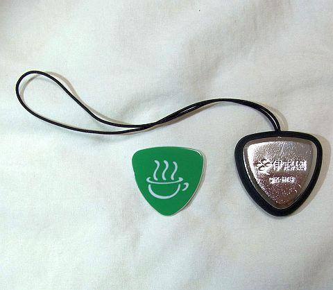 いわゆる裏。本体は伊藤園の文字とコピーライトが、ピック側は「放課後ティータイム」ロゴ