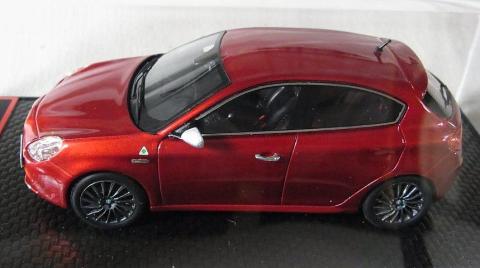 ホイールのセンターキャップやシートベルトバックルまで完全に再現