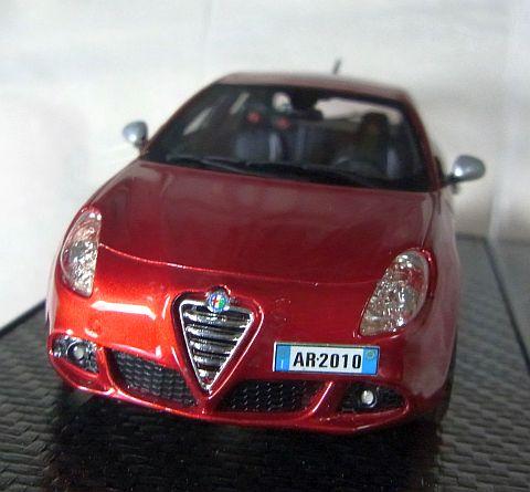 スーパーカー8Cに使われた専用色。ヘッドレストのエンブレムも鮮やか。