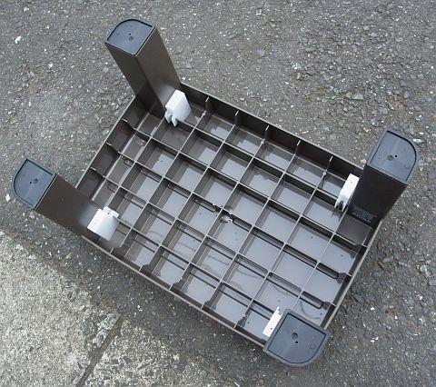 天板の裏には格子状の補強が..