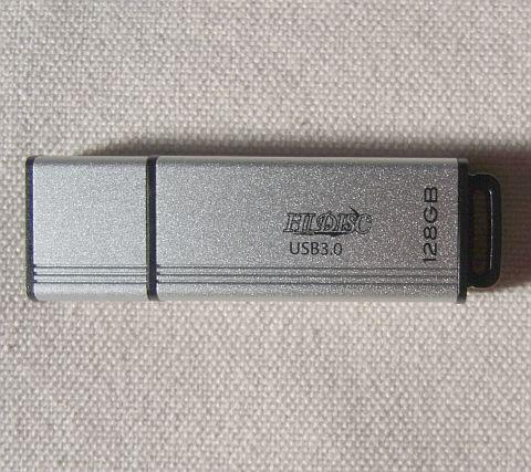 アルミ地に黒文字のシンプルな外見