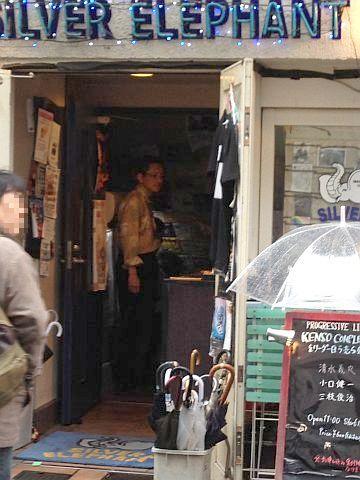 入り口の内側に立っているのが清水「センセイ」