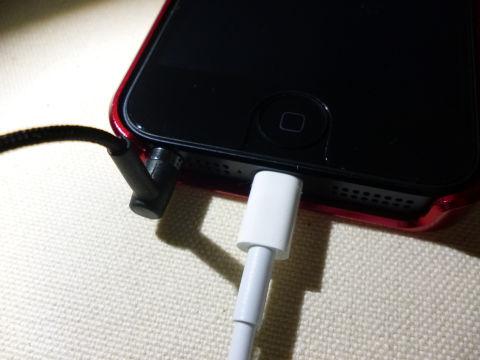 ケースつけたままでLightningケーブルなどは接続可能