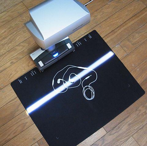 イヤホンのスキャン、最大の厚さは1cm程度。