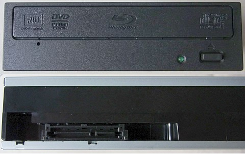 フロントは素っ気ないシボ加工に刻印のみ、裏も特に説明などなし