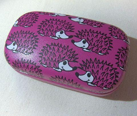 顔だけ白いハリネズミ(RICCIO)がワヤワヤと。