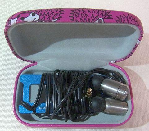 イヤホン自体はアルミ削りだしの筐体のため、グレーとマッチ。