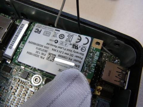 アンテナ線は上に出した。またSSDの固定はネジアナひとつしか使わない。