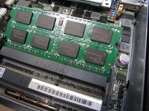 メモリはこれくらい斜めに差し込む