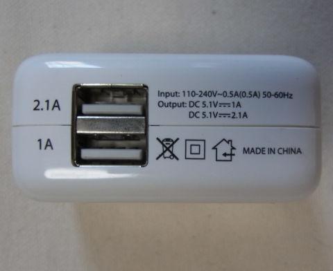 ひとつは2.1A、他方は1A出力