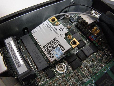 ナナメに差し込んで水平に倒し、ネジ(片方)で留める手法は同じ。