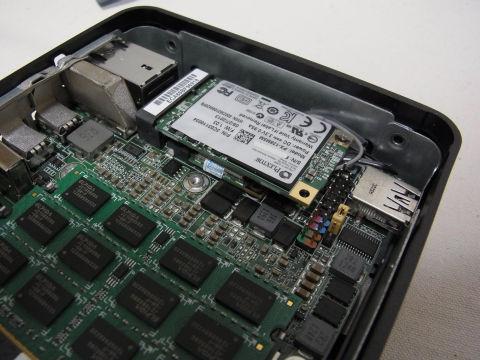 SSDを戻すとかすかに側面とアンテナ線が見えるだけ。