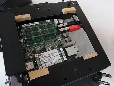 赤い方は給電用。