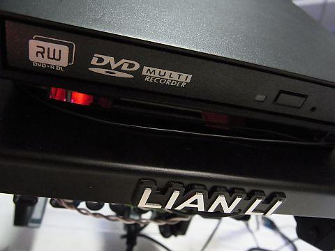 本体奥もブキミに紅く光る...