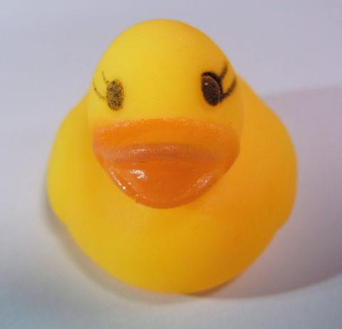 右利きだから右目はアイライン塗りにくいの、アタシ。