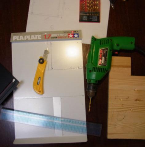 バリバリ切っては穴あけ中。