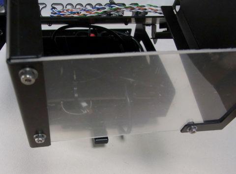 後ろはATX電源のネジ穴をそのまま使って固定。