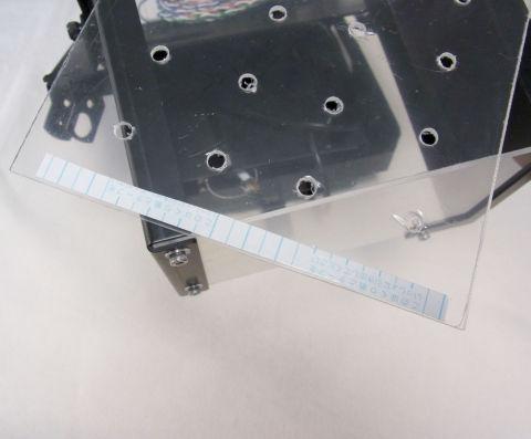 固定穴を開けた底板は両面テープで固定