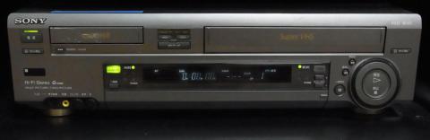 左半分がHi8、右がVHSのツイン構成