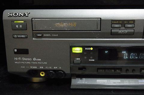 Hi8側はずいぶんローディング部分が傷んでるな。