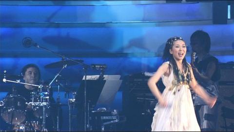 Alexの陽性なドラムプレイがMISIAを支えた