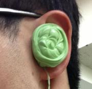 耳から垂れているのはシリコンをせき止めるスポンジ除去用の糸