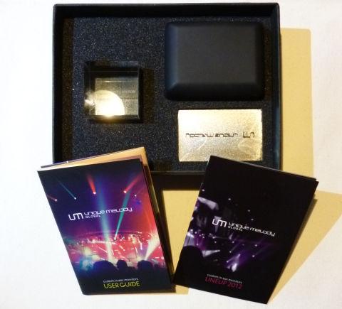 金色のカードの裏にシリアルや保証開始日、期間(2年)が書かれている。