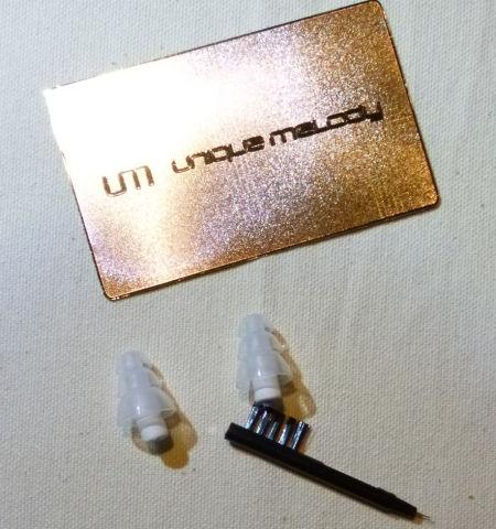 金色のカードの裏はシリアルや保障期間が記載されている。