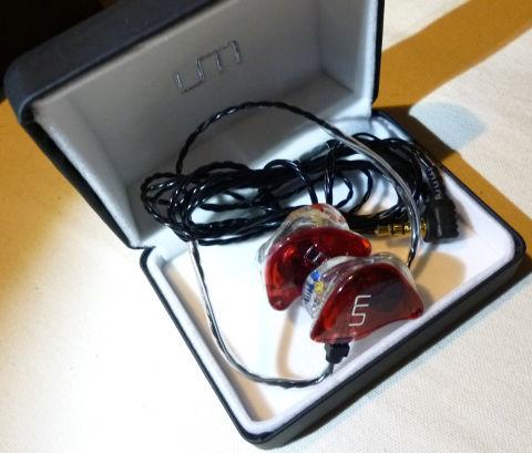 指輪のケースのようなつくり。