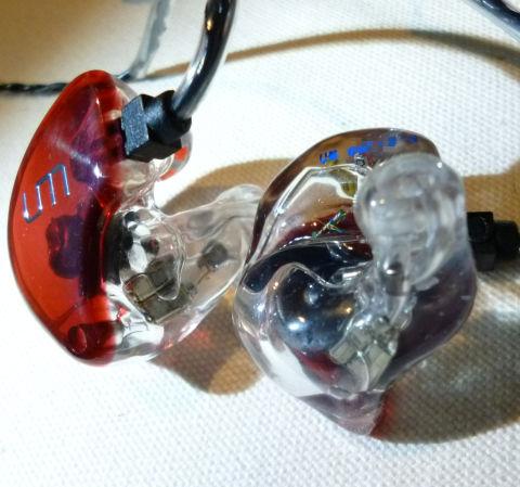 結構茶色っぽい。四角いバランスドアーマチュア・ドライバーが見える。