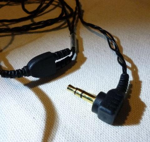 プラグなどはプラスチック製であまり高級感はない。