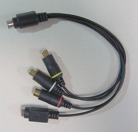 入力は枝分かれした専用ケーブルを介する