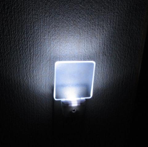 暗くなると点灯。