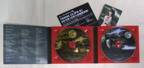 金のCDと銀のDVDの2枚組。