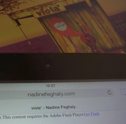 Flash使用サイトの例(http://www.nadinefeghaly.com/)。iPad(下)は表示できない