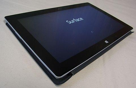 カバーを裏側に折り返してタブレットモードにすることも可。