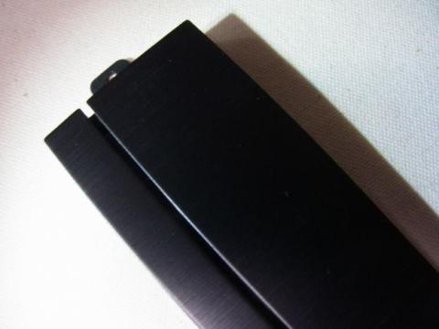 縦ヘアラインの「H1」