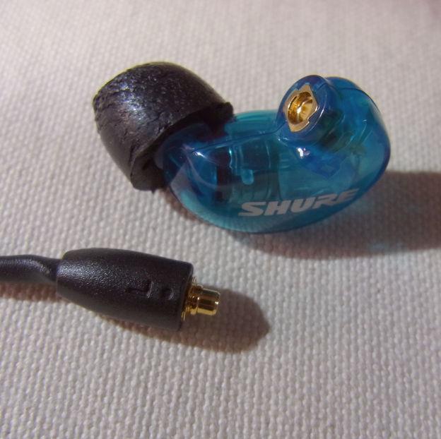 ケーブルのコネクタをはずしたところ。チップがゆがんでるのはムリヤリ押し込んだせい。