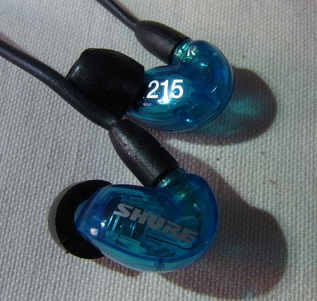 美しいトランスルーセントブルーで中身が透けて見える。