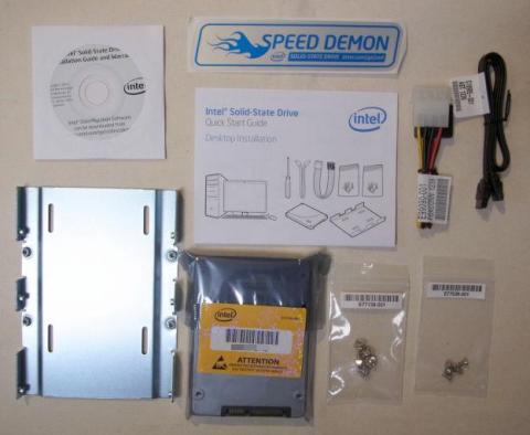 3.5インチ⇔2.5インチ変換金具やペリフェラル4P⇔SATA変換電源線などが同梱される。